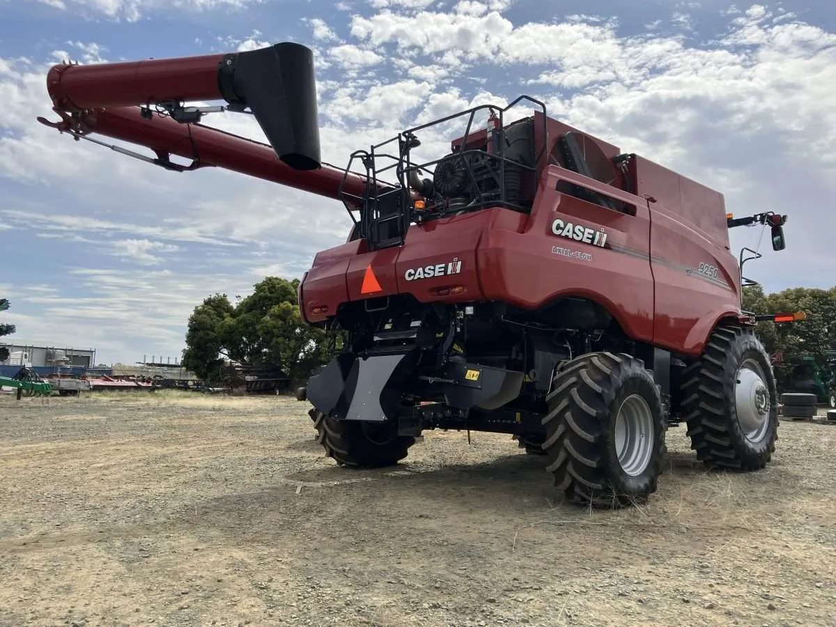 Case IH 9250 Combine (Rear Discharge Model)